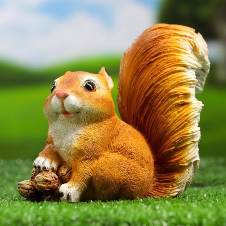 Garden figure "Squirrel with nuts" 17x8.5x16cm