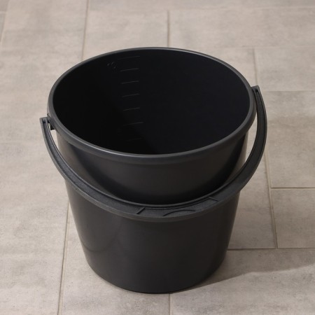 A household bucket with a measured scale "Dachnaya", 10 l, the color is black-1