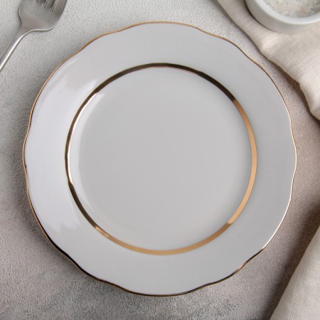 Montreal plate, d = 17.5 cm, white color with gold tap