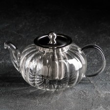 Glass teapot with a metallic sieve 