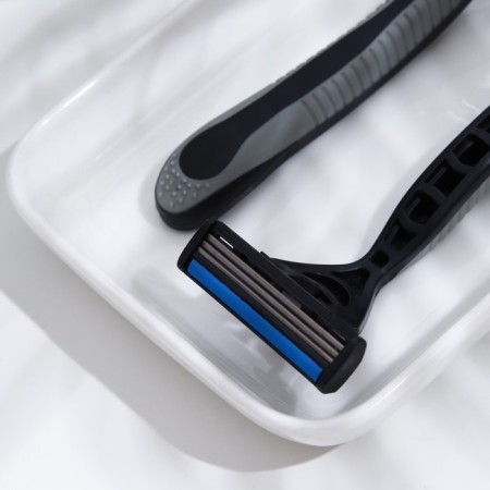 Disposable razor machines Luazon, 3 blades, moisturizing strip, gray, 2 pcs.-4