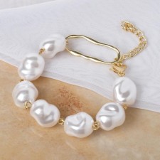Baroque pearl bracelet with a circle, white color in gold, l = 18 cm