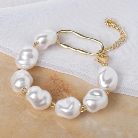Baroque pearl bracelet with a circle, white color in gold, l = 18 cm