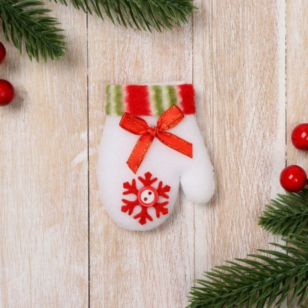 Soft magnet "mittens with a snowflake" 8x6 cm, white