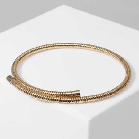 The necklace "relief" is thin, the color is gold, d = 13.5 cm-1