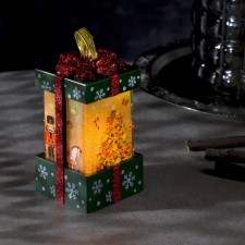 LED figure “Green Gift with a Christmas tree” 6.3 × 11.5 × 6.3 cm, plastic, batteries AAAX3 (not in the kit), flame effect
