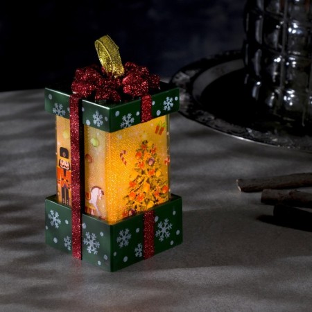 LED figure “Green Gift with a Christmas tree” 6.3 × 11.5 × 6.3 cm, plastic, batteries AAAX3 (not in the kit), flame effect