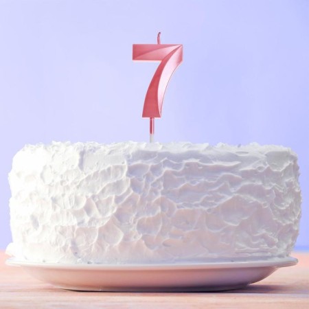 Candle for the cake, the number "7", pink.
