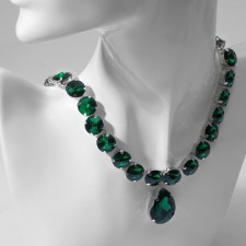 The necklace 