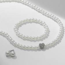 Set 3 objects: earrings, beads, bracelet 