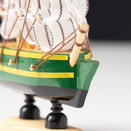 Souvenir Small Small “Arkham”, green sides with a yellow strip, white sails, 3 × 10 × 10 cm-1