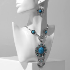 Set 2 objects: earrings, necklace 