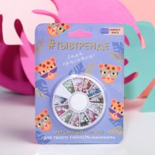 A set of curly rhinestones for the decor of the nails 