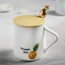 Ceramic mug with a lid and a spoon 