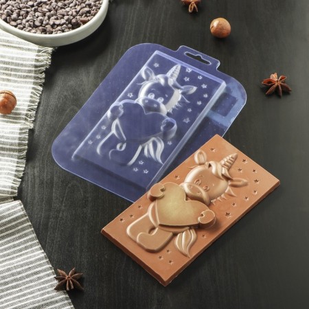 The form for chocolate and sweets is plastic “dreaming of love”, the color is transparent