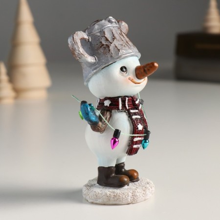 Polystone souvenir "Snowman with a watering can on his head, holds a garland" 8x6x11.5 cm-1