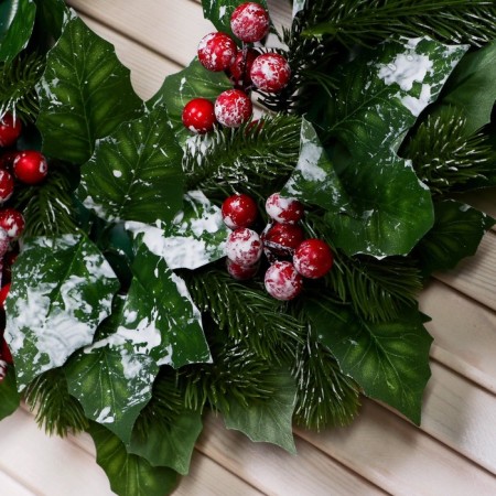 New Year's wreath D-30 cm "Cozy fairy tale" Large leaves and berries-1