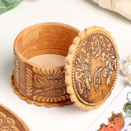 Casket "Bouquet with a butterfly", 40 x 25 mm, birch bark-1