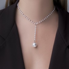 The necklace with pearls 