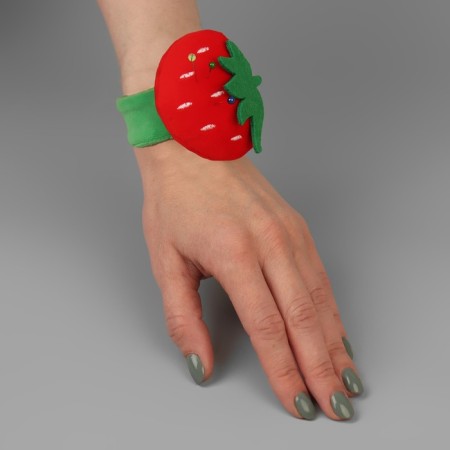 Needle on the bracelet "Strawberry", 23 × 7 cm, green/red color-3