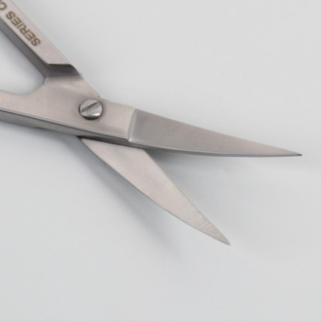 Scissors are manicure, bent, wide, 9 cm, on the blist, the color is silver, B-116-D- (FD) -sh-1
