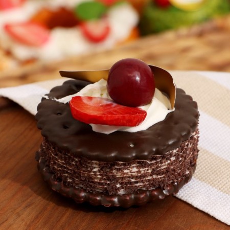Mulyazh - Magnet "Chocolate cracker with berries" 7x7x6cm-1