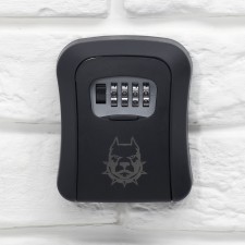 The keybox is wall -mounted with the “Watchman” code castle, 12 x 9.6 x 4 cm.