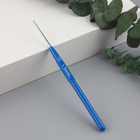 Knitting hook, with a plastic handle, d = 1.5 mm, 13.5 cm, blue color