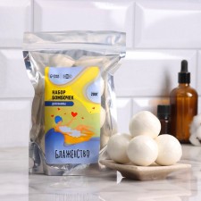 A set of bath bombs in 