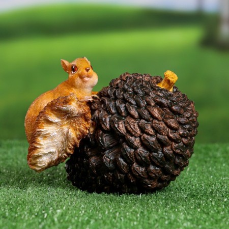 Garden figure "Squirrel on the bump" 14x12.5x18cm