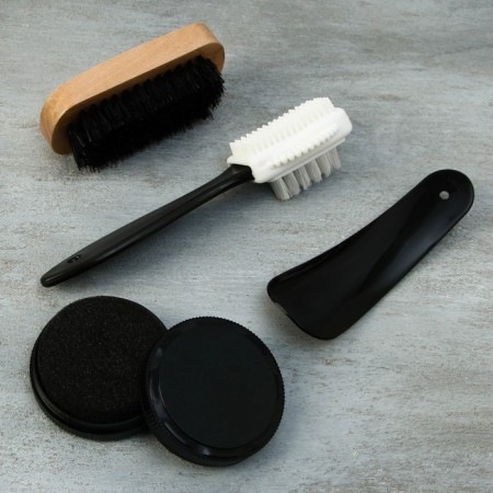 The set of roads for shoes is "strong and reliable", brush 2pcs., Sponge, shoulder blade-1