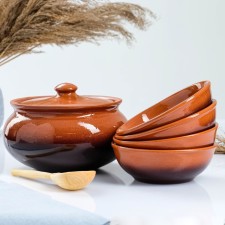 Set of dishes 