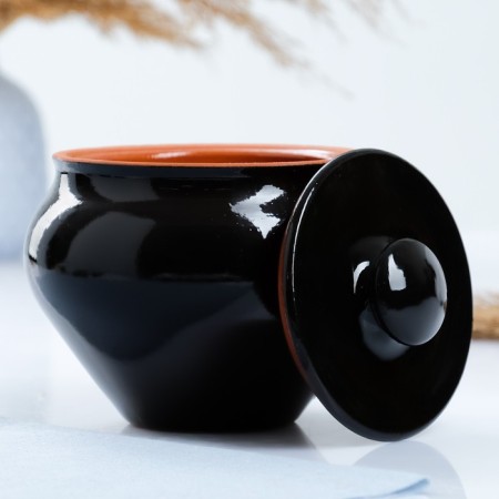 A hot pot with a Vyatka lid 0.9l, black-1
