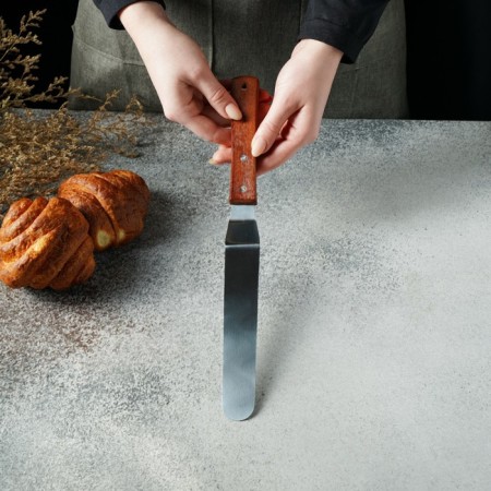A blade-tank with a wooden handle, curved, 31.5 cm, the working part is 19.5 cm-6