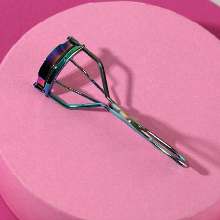 Winging to curl eyelashes, chameleon color