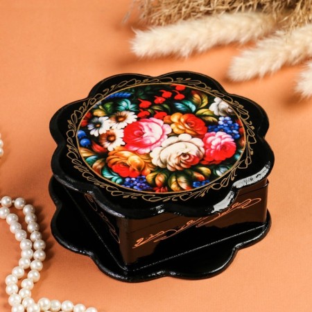 Zhostovo box, 16 × 16 cm, lacquer miniature