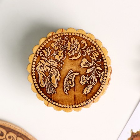 Casket "Bouquet with a butterfly", 40 x 25 mm, birch bark-2