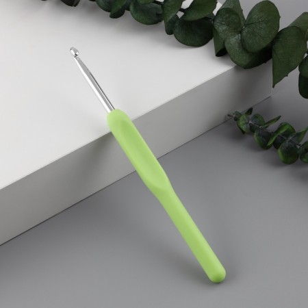 Knitting hook, with a plastic handle, d = 4.5 mm, 14 cm, light green color