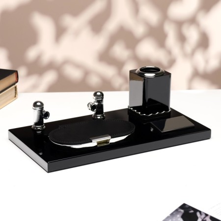 Table of desktop stationery 4V1