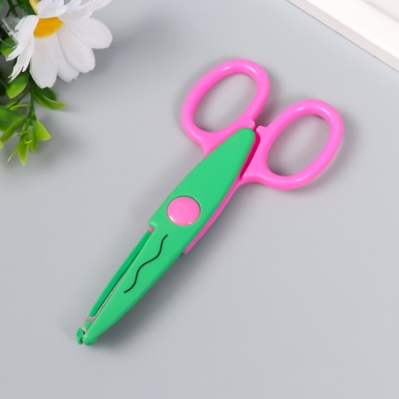 Set for scrapbooking "smooth wave" Figure scissors 13.5cm+4 punch d = 1.2 cm 11.2x18 cm 94115-2