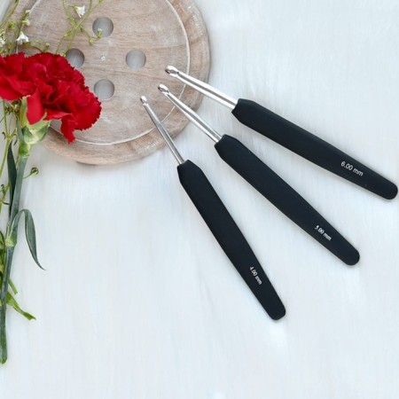 Aluminum hook for knitting KNITPRO with an ergonomic handle, 9.00 mm, 30890-3