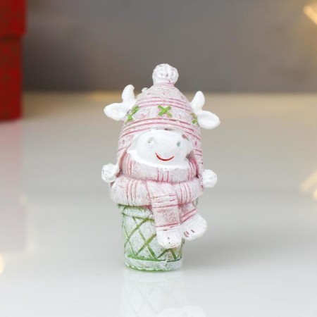 Souvenir Polystone "Gobby in a knitted hat" Pink with a salad 7.5 cm