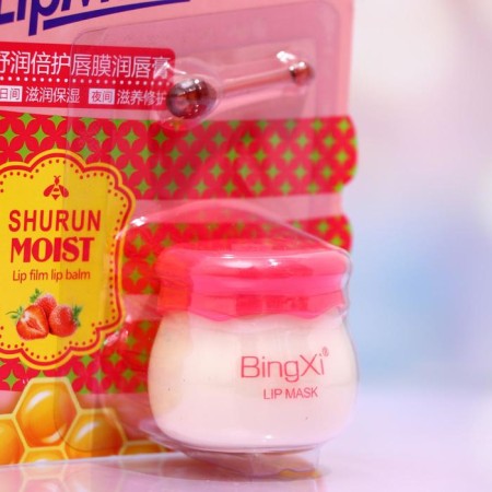 Moisturizing lip balm with strawberries-1