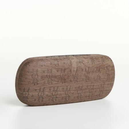 Case for glasses on the chosen clap, length 16 cm, brown color
