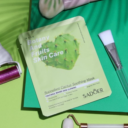 Facial face mask with a cactus extract, moisturizing