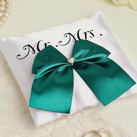 Smith's rings pillow, white with a green bow