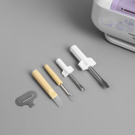 Service set for sewing machines, 4 items: screwdriver, 2 pcs, a metal key, a tapacker with a brush-1