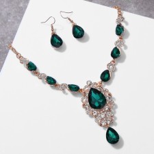 Set 2 objects: earrings, necklace 