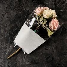 Packet stoop for flowers, with non -woven material, 26+7x37 cm, white