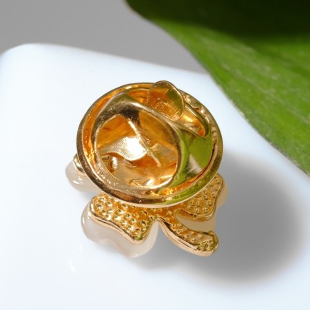 Clover icon is four -leafed, beige color in gold-1